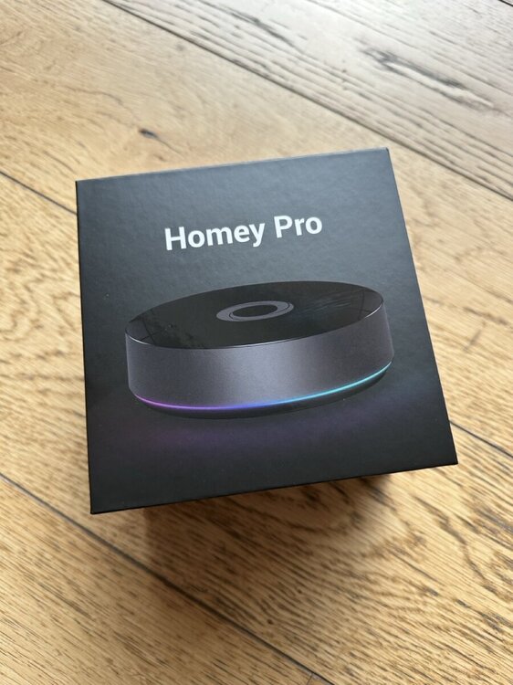 Homey Pro Boite Avant.jpeg