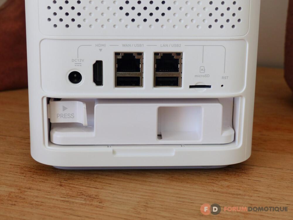 Reolink Home Hub Pro Arriere Trappe.JPG