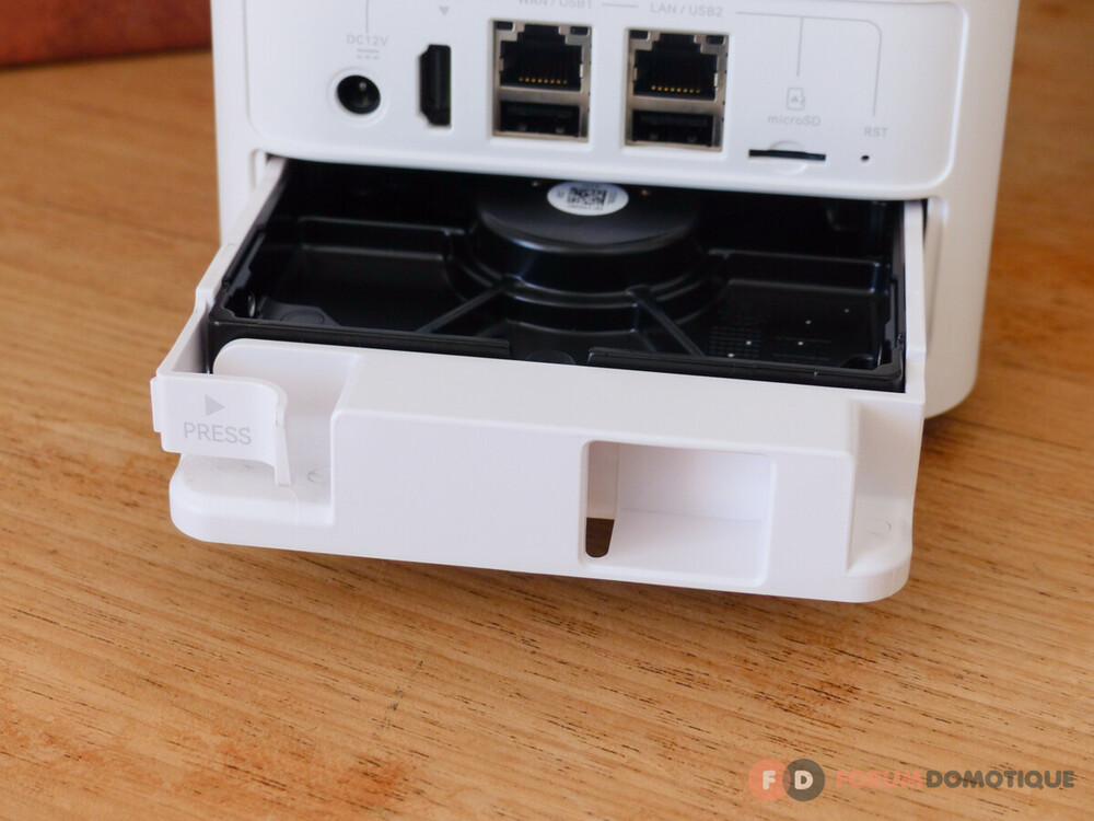 Reolink Home Hub Pro Arriere Trappe Ouverte.JPG