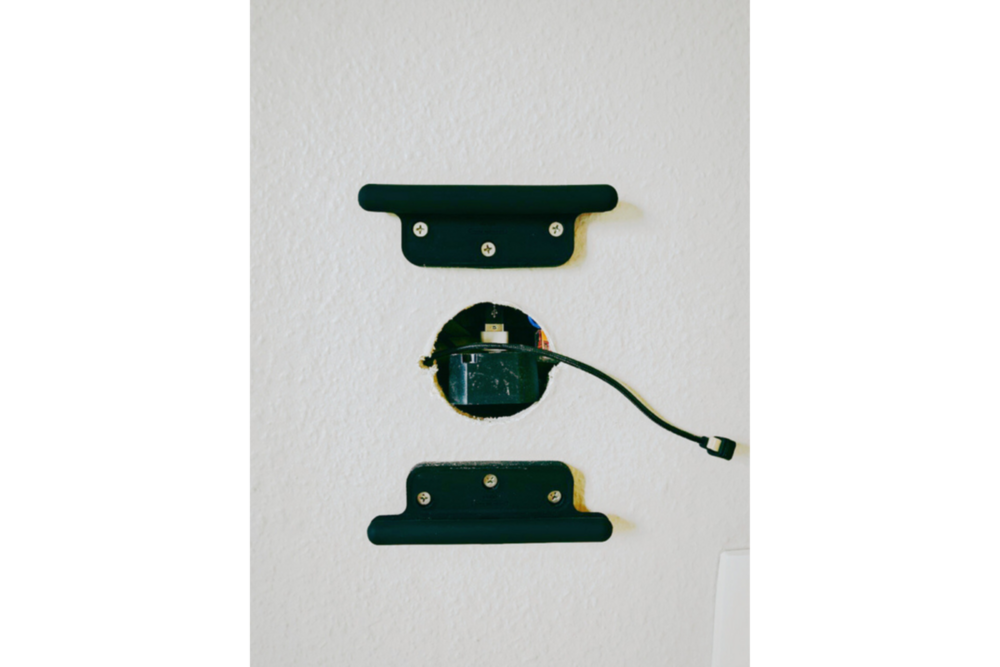 installation-support-mural-tablette-cables-encastres.png