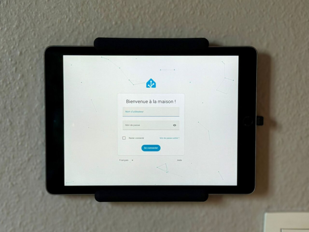 ipad-fixe-au-mur-ecran-bienvenue-a-la-maison..jpg