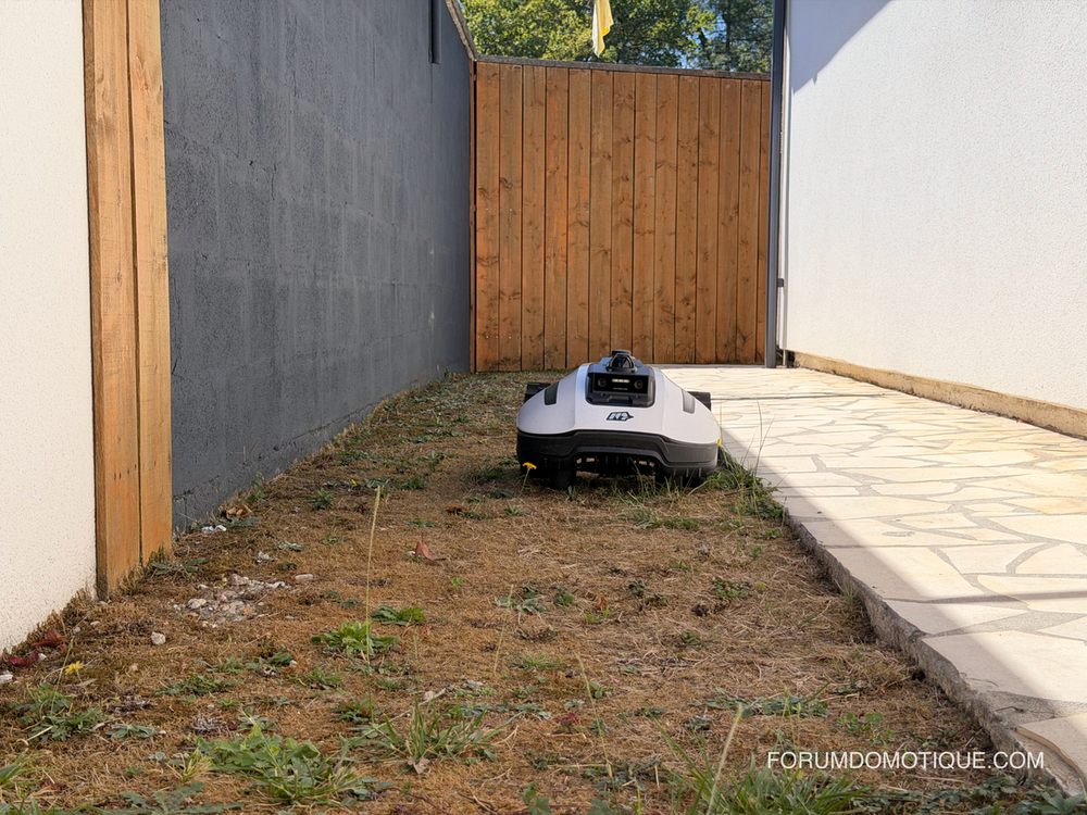MAMMOTION yuka mini 2 1000 lidar robot et baseMAMMOTION yuka mini 2 1000 lidar couloir